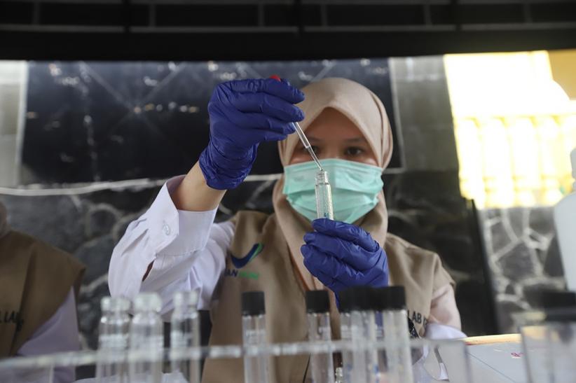 Petugas BPOM Periksa Sampel Makanan di Pasar Takjil Ramadan - Bagian 2