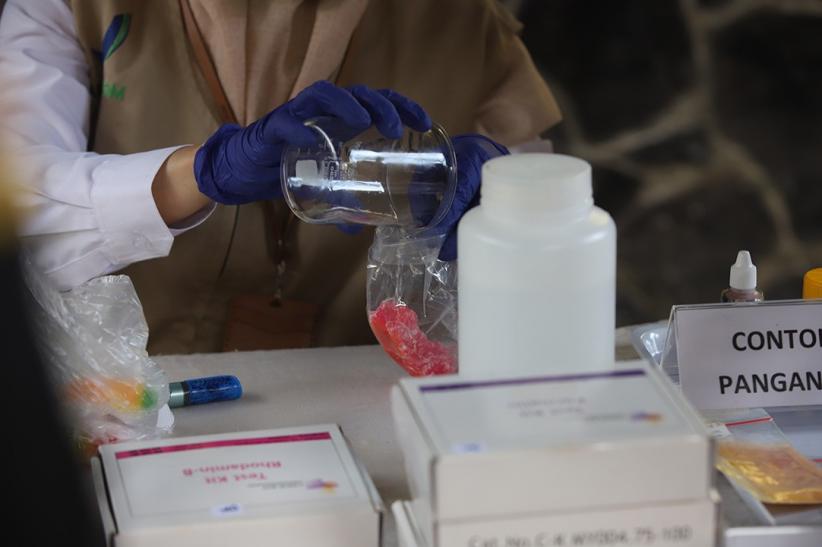 Petugas BPOM Periksa Sampel Makanan di Pasar Takjil Ramadan - Bagian 3