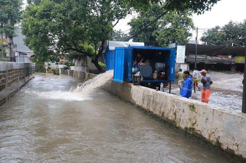 Hujan Deras, Kawasan Petukangan Jaksel Terendam Banjir - Bagian 4