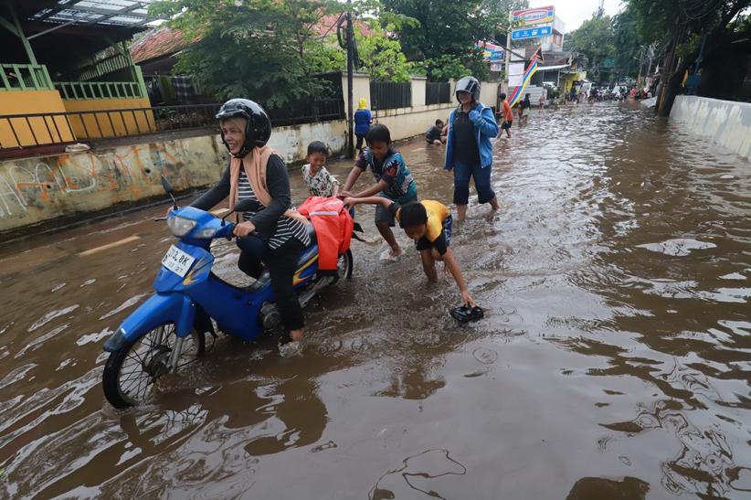 Hujan Deras, Kawasan Petukangan Jaksel Terendam Banjir - Bagian 1