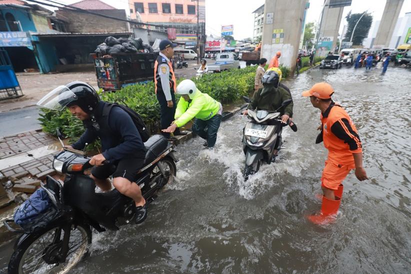Hujan Deras, Kawasan Petukangan Jaksel Terendam Banjir - Bagian 5
