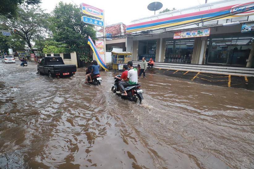 Hujan Deras, Kawasan Petukangan Jaksel Terendam Banjir - Bagian 2