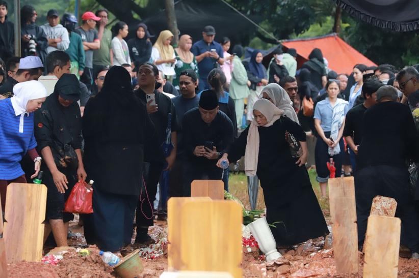 Suasana Haru Pemakaman Vidi Aldiano di TPU Tanah Kusir - Bagian 5