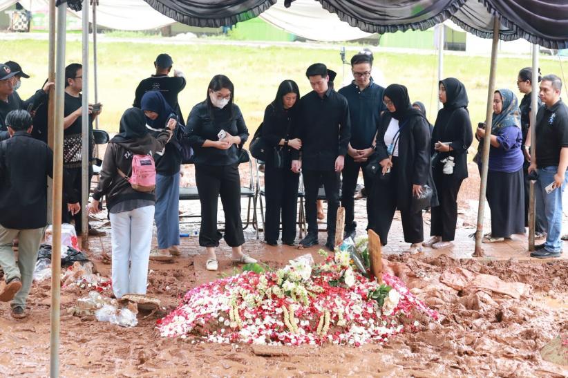 Suasana Haru Pemakaman Vidi Aldiano di TPU Tanah Kusir - Bagian 3