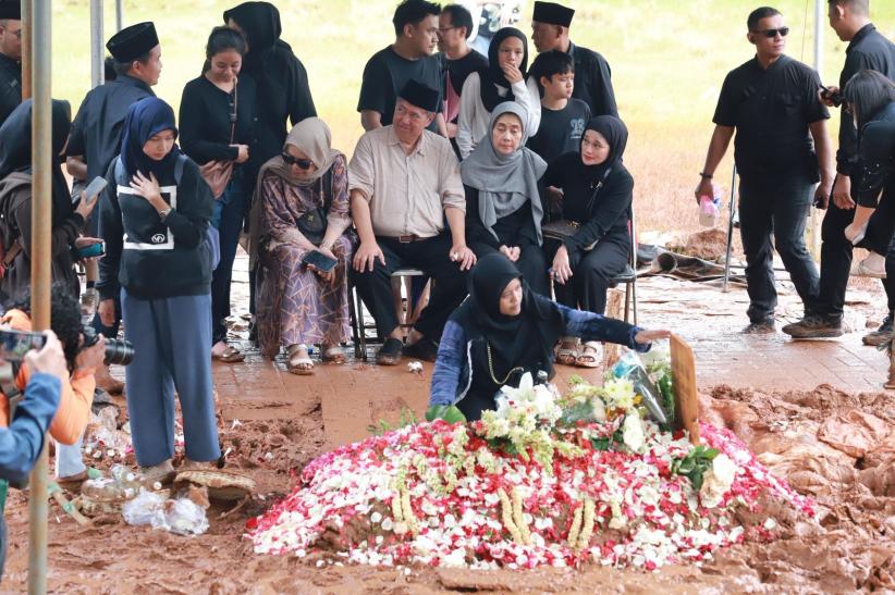 Suasana Haru Pemakaman Vidi Aldiano di TPU Tanah Kusir - Bagian 2