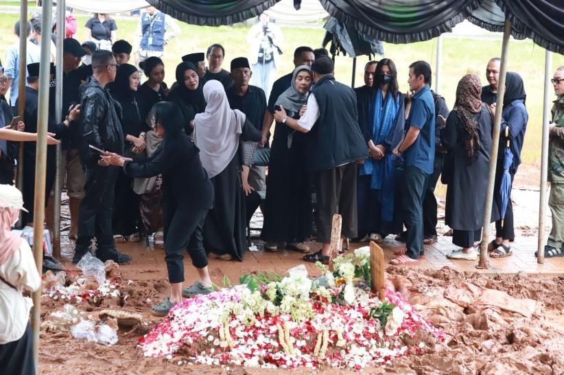 Suasana Haru Pemakaman Vidi Aldiano di TPU Tanah Kusir - Bagian 1