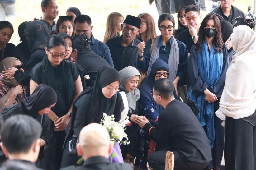 Suasana Haru Pemakaman Vidi Aldiano di TPU Tanah Kusir - Bagian 4