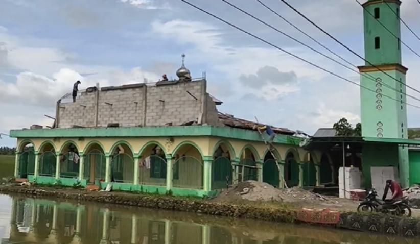 Atap Masjid di Maros Ambruk Diterjang Angin Kencang, Jemaah Tak Bisa Tarawih