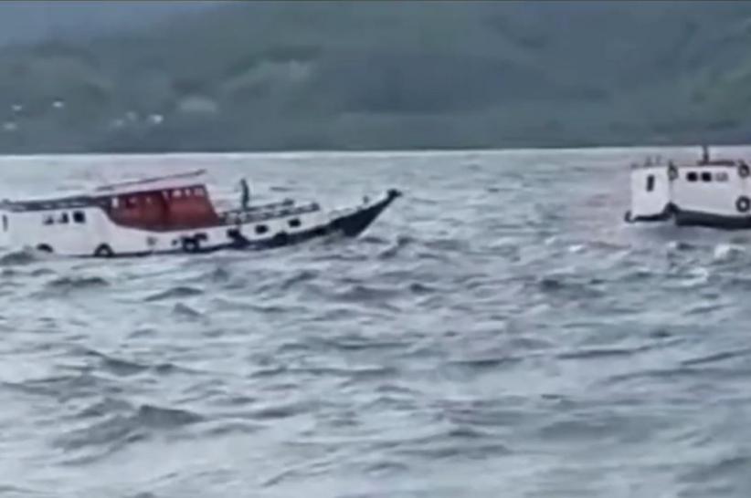 Terekam Video 2 Kapal Penyeberangan di Flores Timur Tenggelam Dihantam Gelombang Tinggi