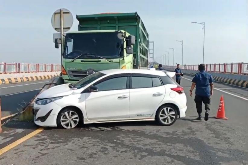 Kecelakaan di Jalur Mudik Suramadu, Truk Tabrak Sedan Bawa Satu Keluarga