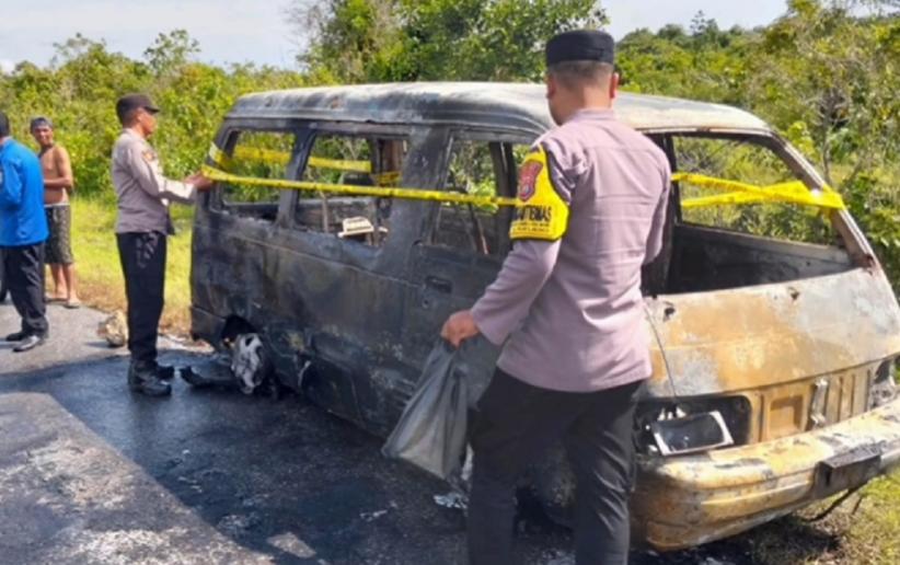 Mobil Carry Angkut Pemudik Terbakar di Buton Tengah, Diduga Korsleting