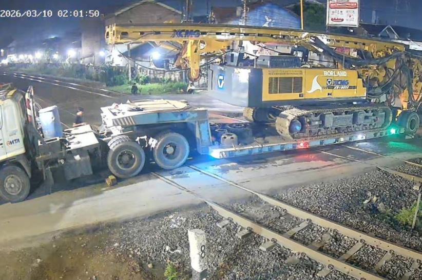 Penampakan Truk Trailer Muatan Alat Berat Tersangkut di Pelintasan KA Kaligawe