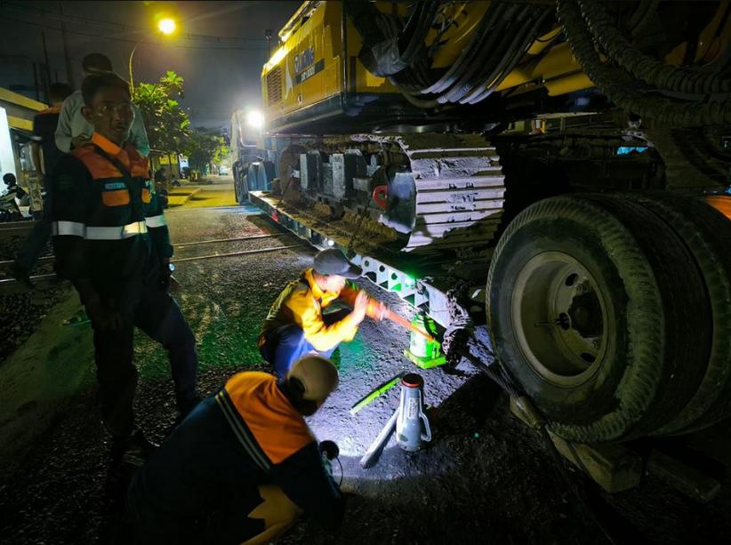Truk Trailer Tersangkut di Pelintasan Kaligawe, Perjalanan KA di Semarang Terganggu