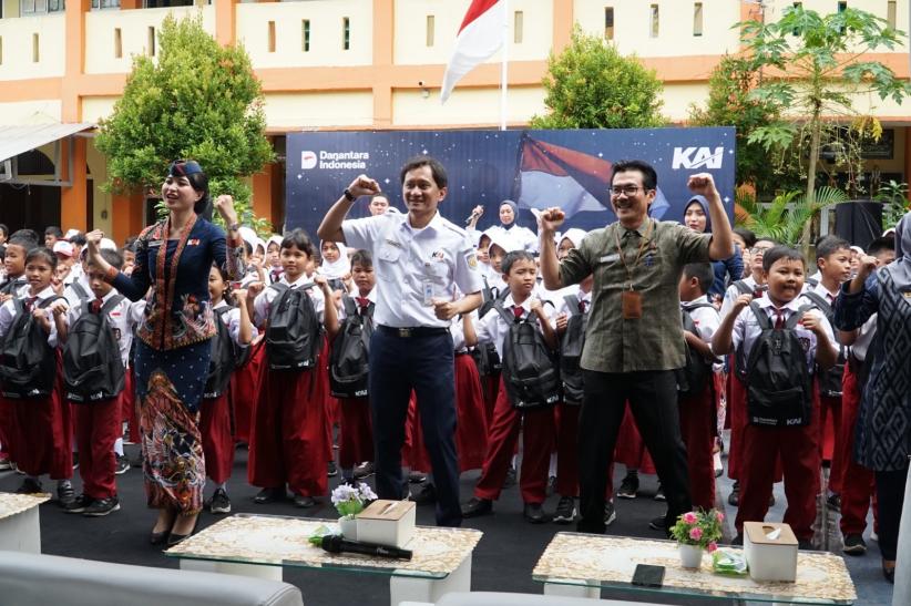 Refleksi Setahun Danantara, KAI Salurkan Perlengkapan Sekolah untuk 4.000 Siswa - Bagian 3