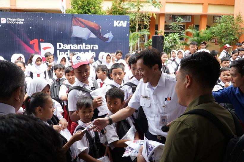 Refleksi Setahun Danantara, KAI Salurkan Perlengkapan Sekolah untuk 4.000 Siswa - Bagian 2