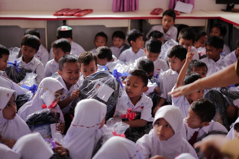 Ekspresi Bahagia Pelajar Dapat Bantuan Perlengkapan Sekolah - Bagian 3