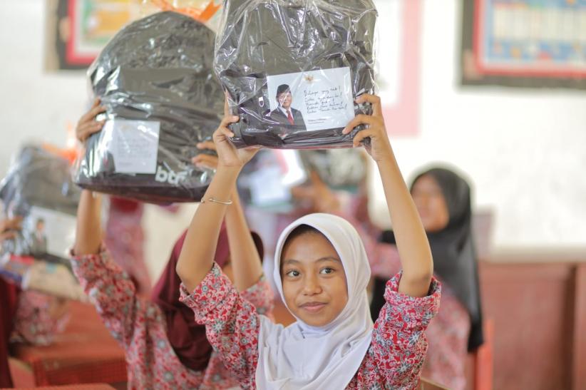 Ekspresi Bahagia Pelajar Dapat Bantuan Perlengkapan Sekolah - Bagian 2