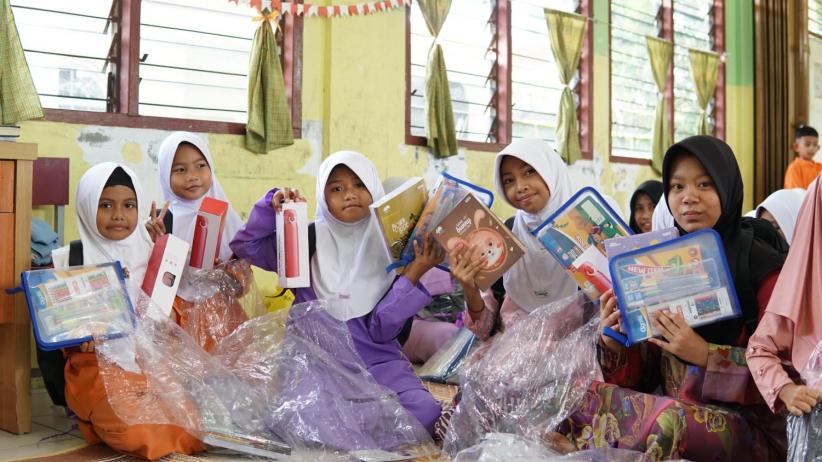 Ekspresi Bahagia Pelajar Dapat Bantuan Perlengkapan Sekolah - Bagian 4