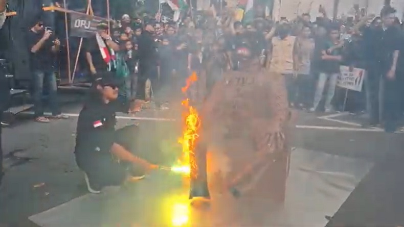 Demo di Surabaya Bakar Patung Baal, Protes Serangan AS-Israel ke Iran