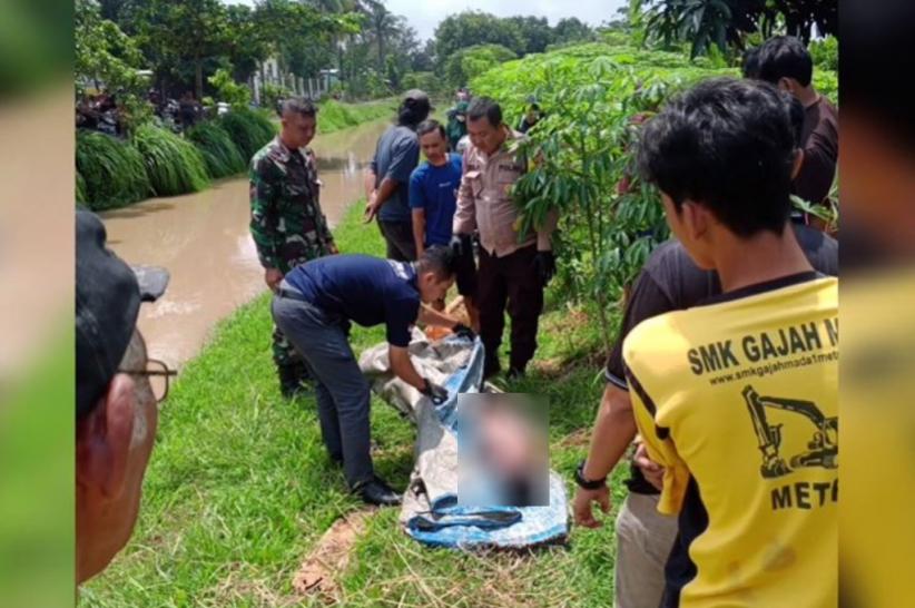 Geger! Mayat Pria Bertato Tanpa Busana Terapung di Saluran Irigasi Metro Lampung