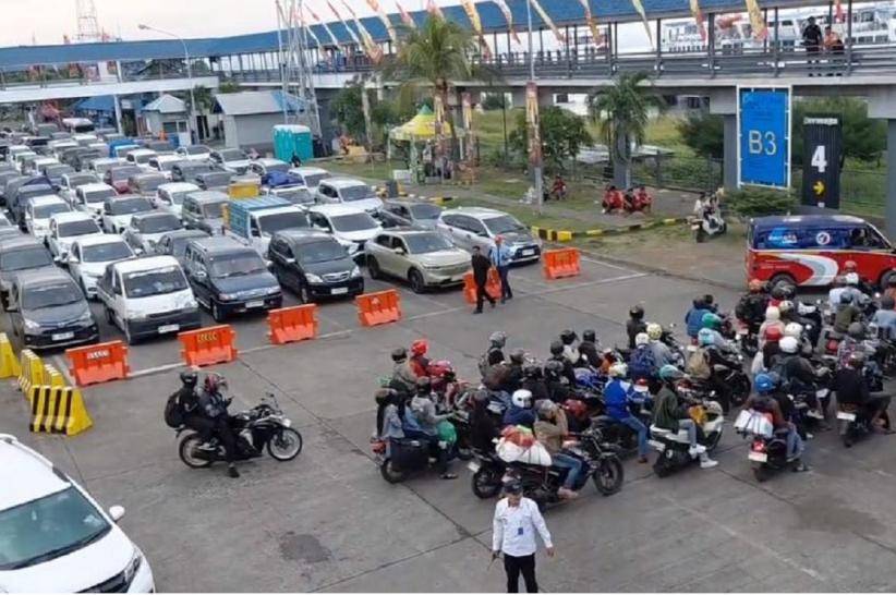 H-6 Lebaran, Pemudik Motor Terjebak Macet Horor hingga  10 Km di Gilimanuk Bali