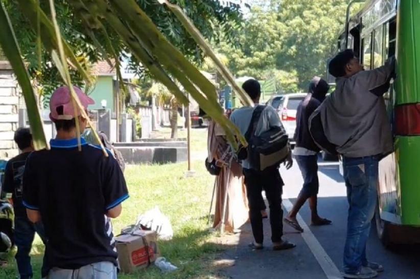 Pilu! Pemudik Menuju Gilimanuk Diturunkan di Jalan gegara Macet, Sopir Bus Putar Balik