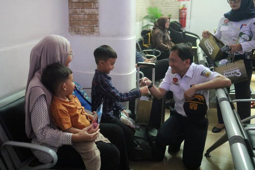 KAI Pantau Kesiapan Stasiun Cirebon Hadapi Lonjakan Penumpang Lebaran - Bagian 2