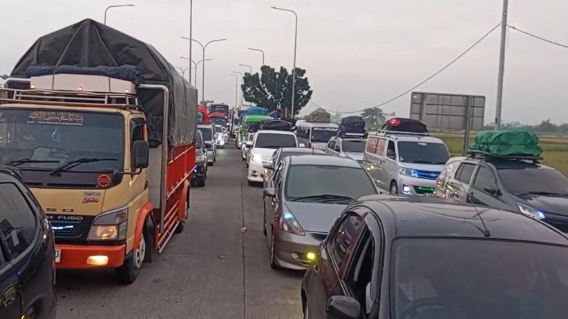 Arus Lalu Lintas di Gerbang Tol Pejagan Brebes Macet Parah, Ini Penyebabnya