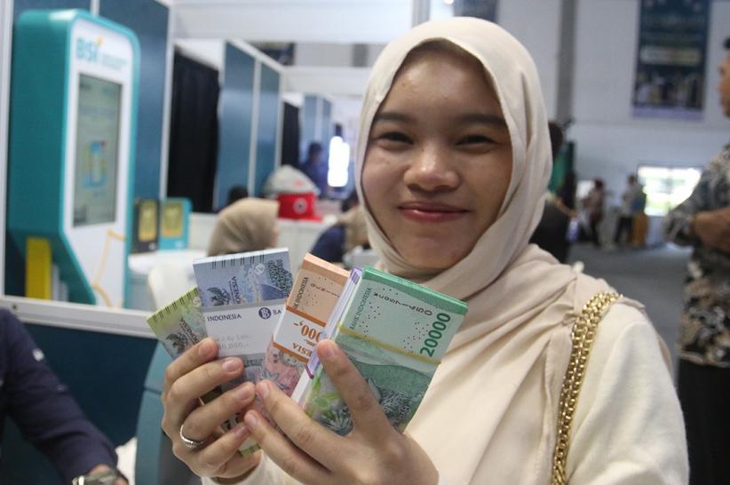 Penukaran Uang Baru untuk Kebutuhan Lebaran - Bagian 1