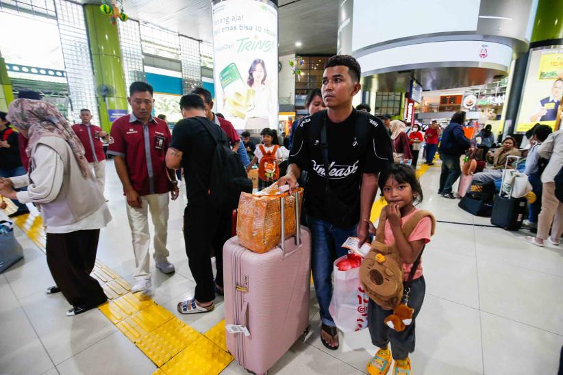Suasana Arus Mudik Terasa, 17 Ribu Penumpang Berangkat dari Stasiun Gambir  - Bagian 3