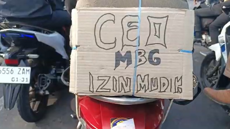 Arus Kendaraan Padati Pantura Cirebon, Tulisan Unik di Kendaraan Pemudik Jadi Sorotan