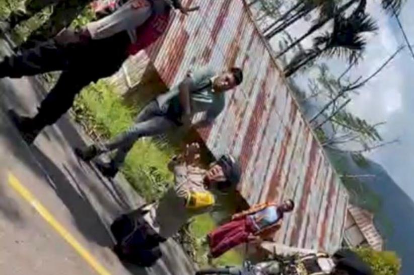 Momen Polisi Berlutut Cegah Perang Tanding 2 Masyarakat Adat akibat Sengketa Tanah Ulayat