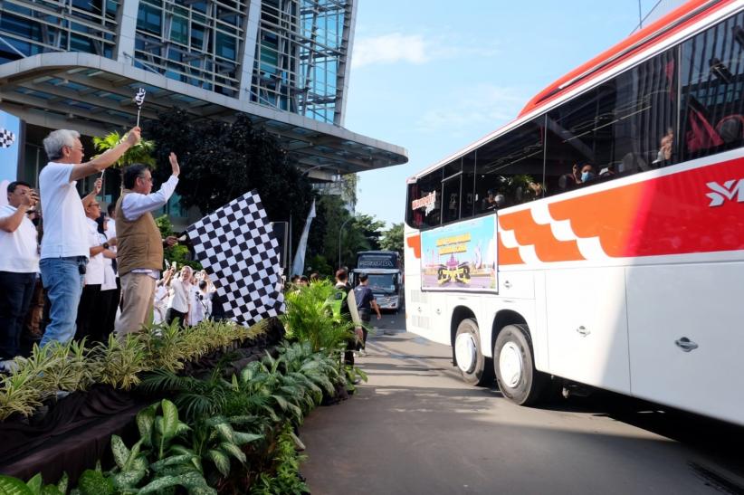 Menaker Yassierli Lepas Mudik Gratis 1.545 Pekerja UT    - Bagian 3