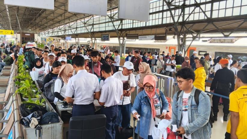 Mudik dengan Kereta Api Diminati, KAI Berangkatkan Belasan Ribu Penumpang - Bagian 2
