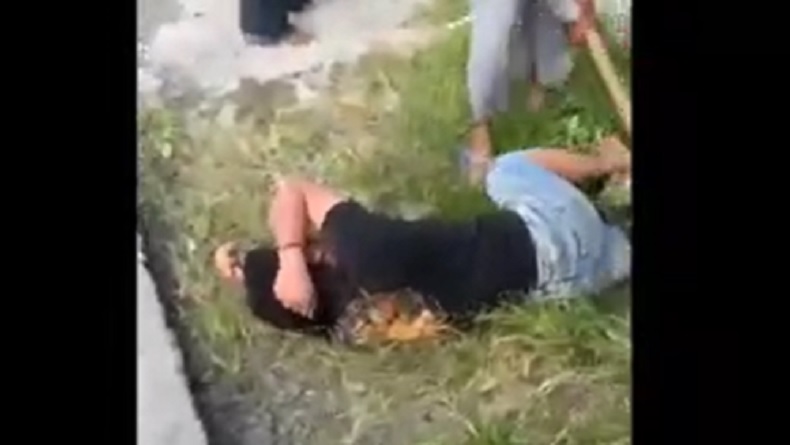 Tepergok Saat Beraksi, Maling Motor Bersenpi di Karawang Babak Belur Dihakimi Massa