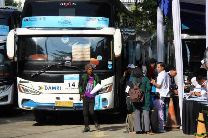 1.400 Pemudik Pulang ke Kampung Halaman Gunakan 35 Bus - Bagian 4
