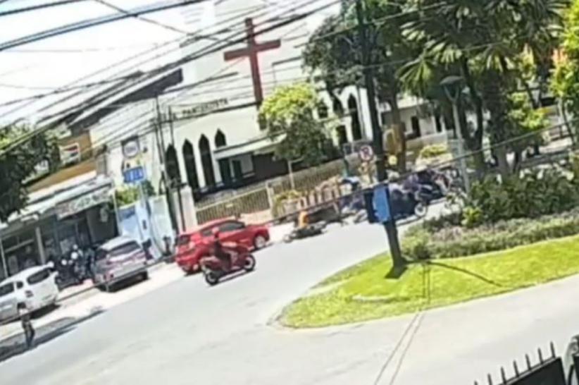 Terekam CCTV! Pemudik Motor Tewas Tabrak Gerobak Gule di Surabaya
