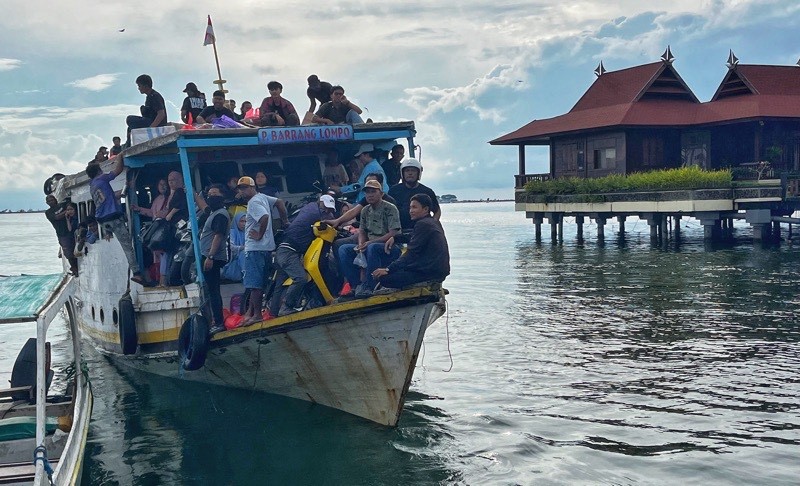 Potret Warga Pesisir Makassar Mudik dengan Perahu Tradisional - Bagian 3