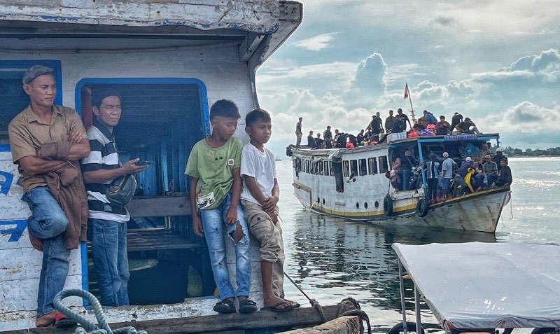 Potret Warga Pesisir Makassar Mudik dengan Perahu Tradisional - Bagian 1