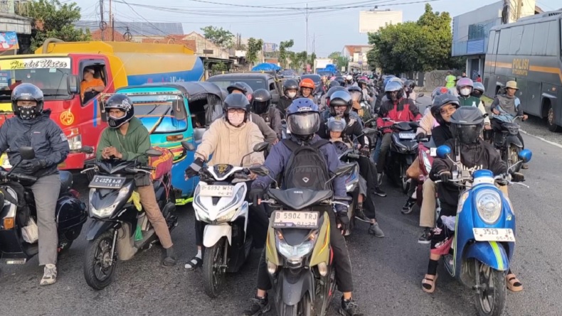 Puncak Arus Mudik H-2 Lebaran, Jalur Pantura Cirebon Padat Didominasi Motor