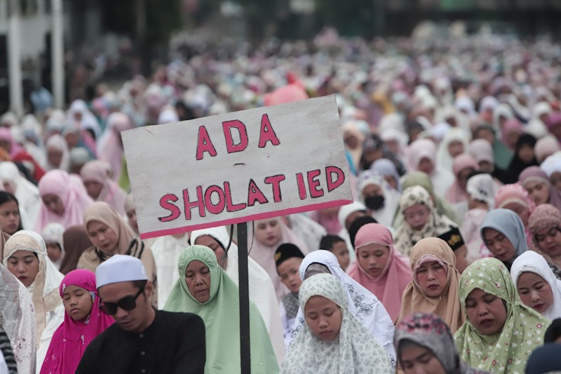 Potret Kerukunan Beragama, Ribuan Umat Muslim Salat Idulfitri di Samping Gereja - Bagian 4