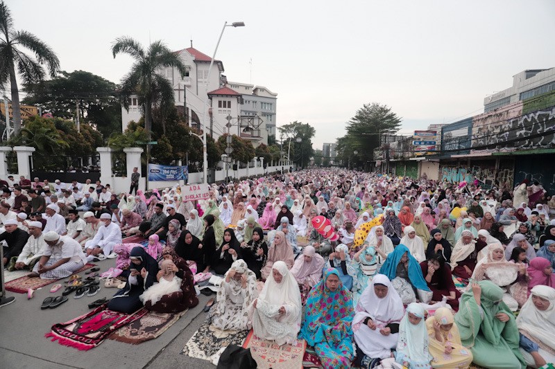 Potret Kerukunan Beragama, Ribuan Umat Muslim Salat Idulfitri di Samping Gereja - Bagian 3