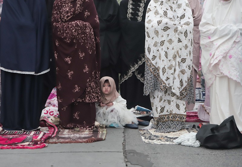 Potret Kerukunan Beragama, Ribuan Umat Muslim Salat Idulfitri di Samping Gereja - Bagian 5