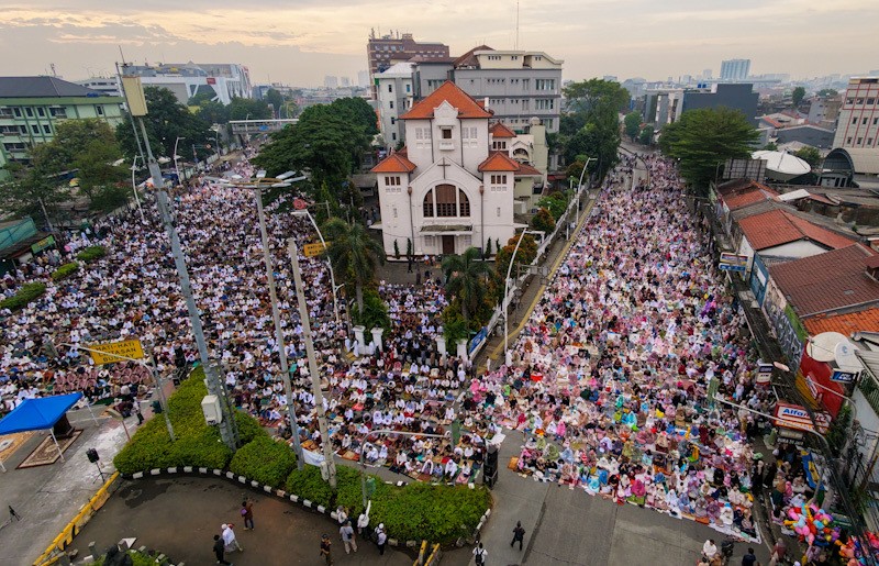 Potret Kerukunan Beragama, Ribuan Umat Muslim Salat Idulfitri di Samping Gereja - Bagian 1