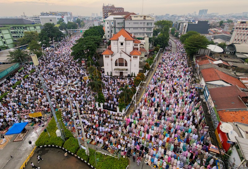 Potret Kerukunan Beragama, Ribuan Umat Muslim Salat Idulfitri di Samping Gereja - Bagian 2