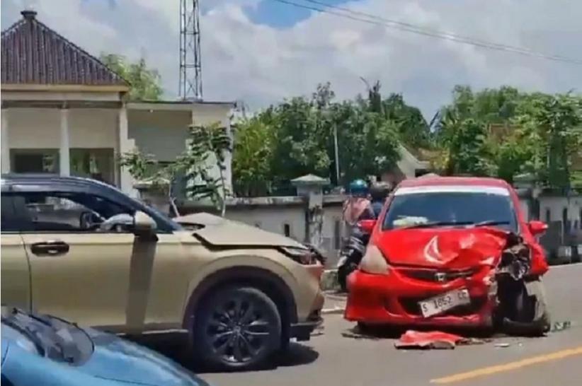 Kecelakaan 2 Mobil Tabrakan di Bojonegoro, 5 Orang Luka-Luka