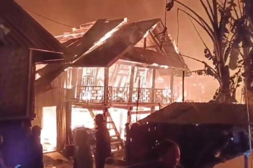 Kebakaran Hebat Hanguskan Puluhan Rumah di Sumbawa NTB, 1 Petugas Damkar Gugur