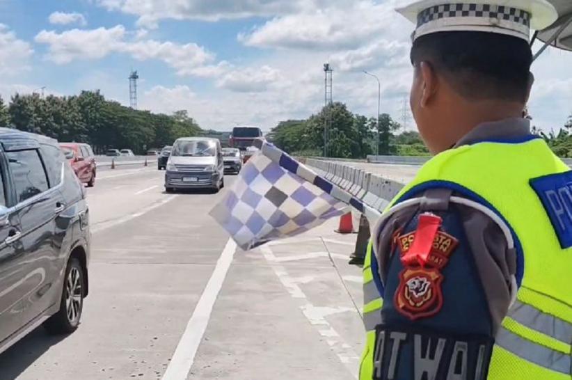 Arus Mudik Lebaran Hari Kedua Masih Ramai, Tol Cipali KM 188 Padat Merayap