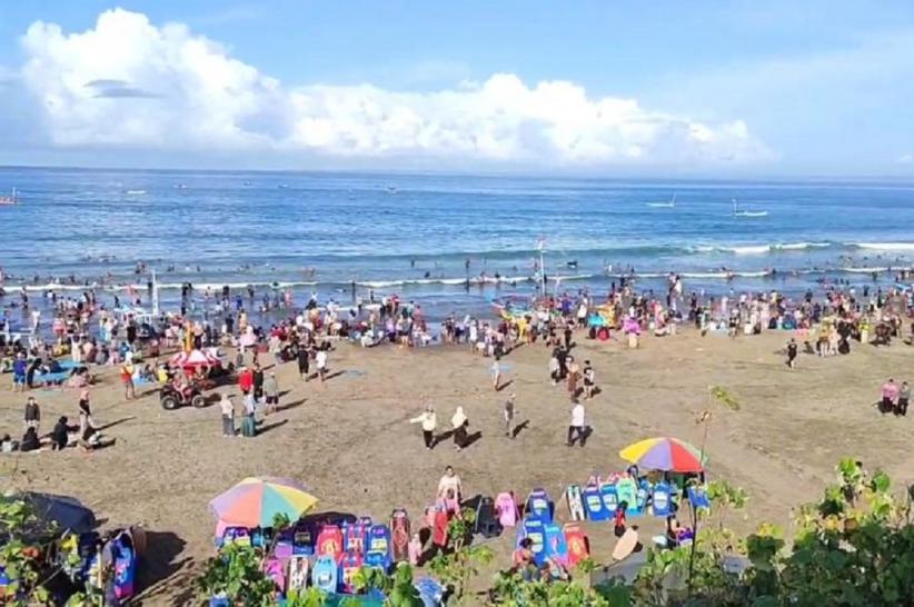 Libur Lebaran, Pantai Pangandaran Ramai Diserbu Wisatawan