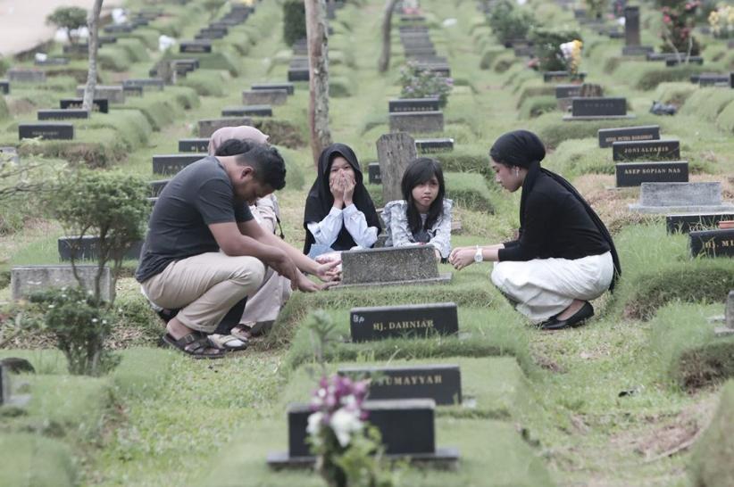 Peziarah Berdatangan ke TPU Pondok Ranggon - Bagian 3